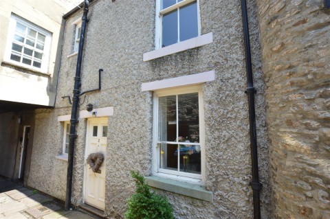 View Full Details for 2 Victoria Cottages, Market Place, Middleham, Nr Leyburn